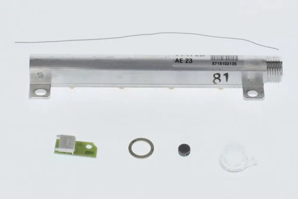 Abgebildet sind verschiedene Einzelteile eines Bosch-Gasumbausatzes, darunter ein Aluminiumrohr, eine Platine, O-Ringe und weitere Komponenten.